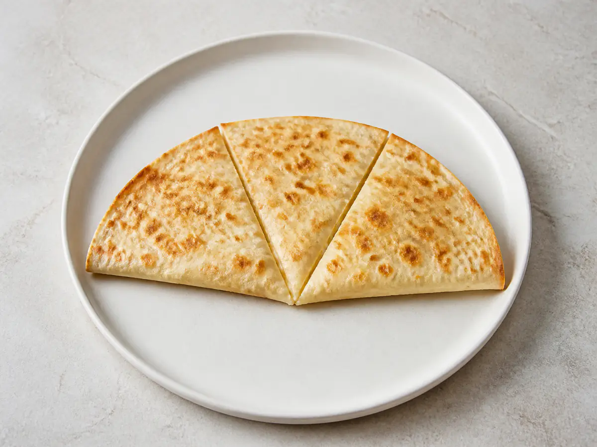 Quesadilla aus der Heißluftfritteuse mit natürlich gebräunter Oberfläche.